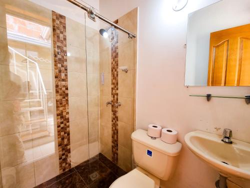 y baño con ducha, aseo y lavamanos. en Casa cómoda en Rionegro Antioquia, en Rionegro