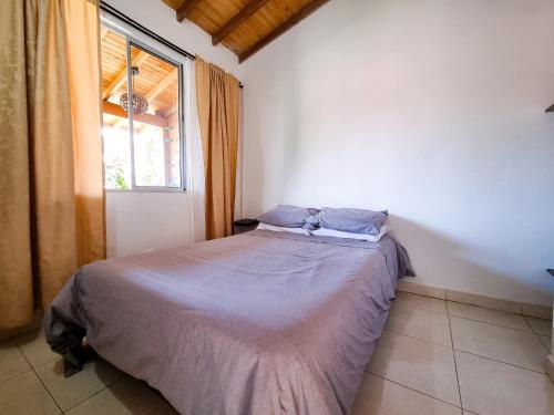 Cama en habitación con ventana en Casa cómoda en Rionegro Antioquia, en Rionegro
