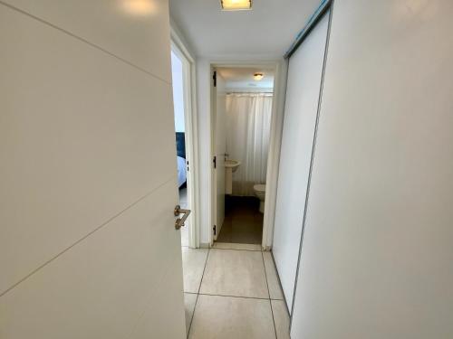 a hallway leading to a bathroom with a door at 9 de Julio 930 5 B in Rosario
