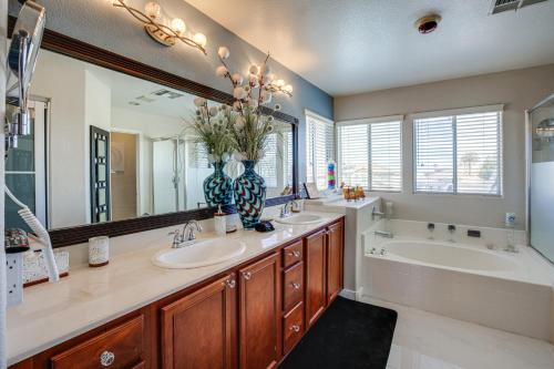 uma casa de banho com 2 lavatórios e um espelho grande em Luxurious Henderson Retreat - 13 Mi to The Strip! em Las Vegas