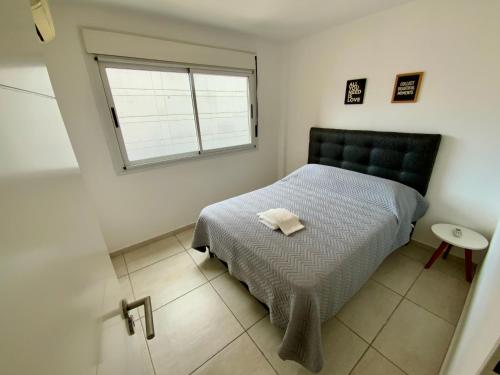 1 dormitorio con cama y ventana en 9 de Julio 930 5 B en Rosario