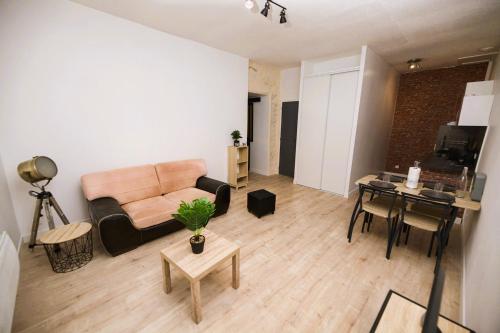 un salon avec un canapé et une table dans l'établissement L'industriel Narbonnais, à Narbonne