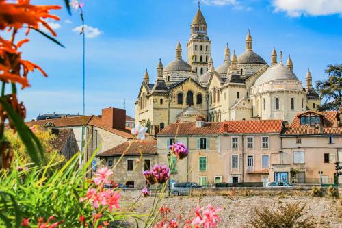 un grand bâtiment avec des dômes au-dessus d'une ville dans l'établissement D'am Chic Nomade appartement Vert, à Périgueux