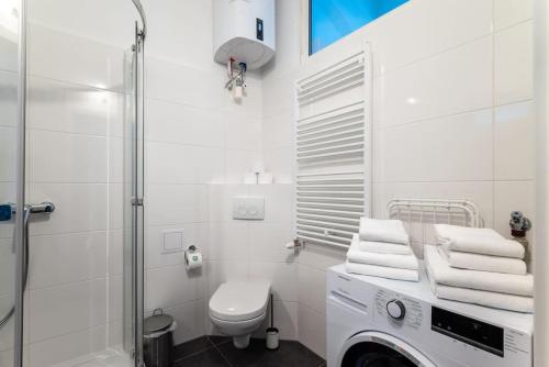 Family 2BR Oasis Steps from City by HM