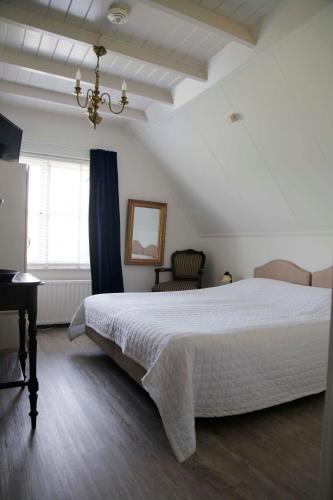 Кровать или кровати в номере De Dames Van De Jonge Hotel Restaurant