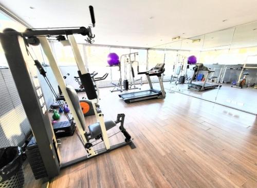 a gym with several treadmills and exercise machines at CABELLO SQUARE Security 24hs in Buenos Aires