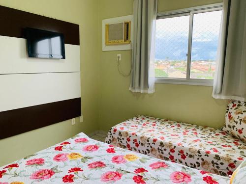 a small bedroom with two beds and a window at Ecologic Park, apt 2 quartos 900 mt do centro de Caldas Novas in Caldas Novas