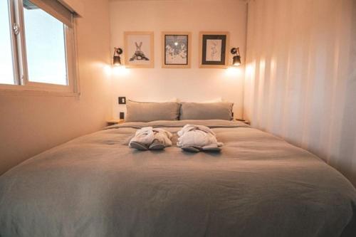 1 dormitorio con 1 cama grande y toallas. en Deluxe suite en Malmö