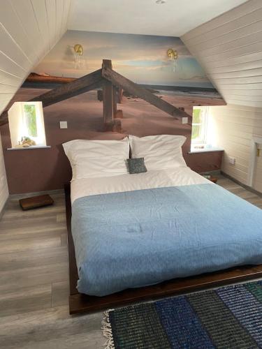 una camera da letto con un grande letto in mansarda di Organic Welltree a Saint Martins
