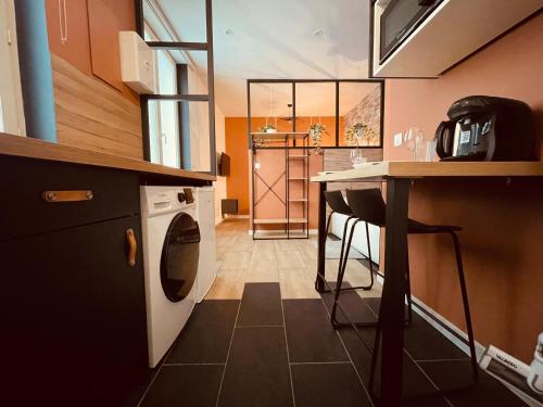 une petite cuisine avec lave-linge et sèche-linge dans l'établissement Appartement Balneo The Notebook -303, à Rouen