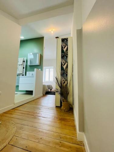 - un salon doté de parquet et d'un couloir dans l'établissement La Mancelle - 5 min de la gare - 2 Voyageurs - Wifi, au Mans