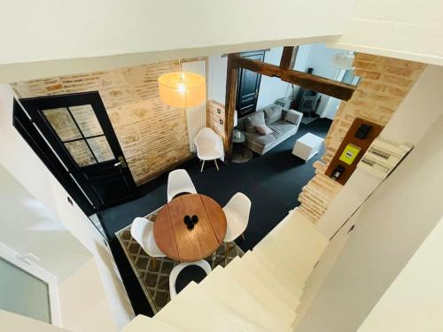 une vue aérienne d'un salon avec une table et des chaises dans l'établissement La Mancelle - 5 min de la gare - 2 Voyageurs - Wifi, au Mans