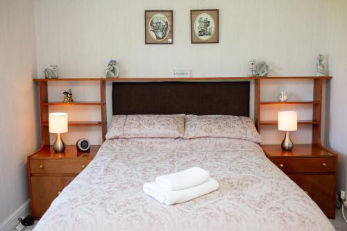 ein Schlafzimmer mit einem Bett mit zwei Handtüchern darauf in der Unterkunft Glenydd Rhydlewis in Rhyd Lewis