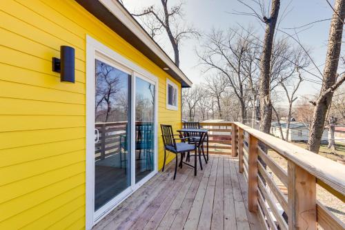 Balkón nebo terasa v ubytování half Mi to Grand Lake Home with Furnished Deck!