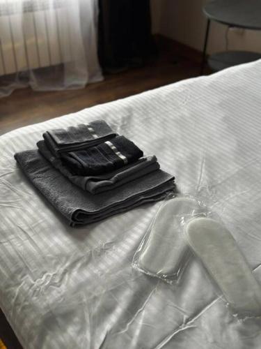 カラガンダにあるЭлитные современные апартаменты с гостиничным сервисомのベッドの上に座るタオル