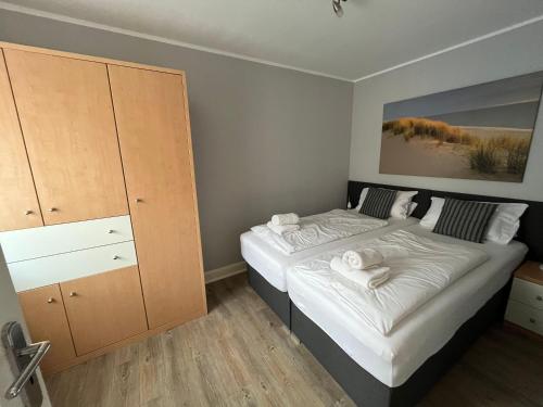 um quarto com uma cama com toalhas em Ferienwohnung-Voigt em Westerland