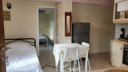 Η κουζίνα ή μικρή κουζίνα στο Eirini Home