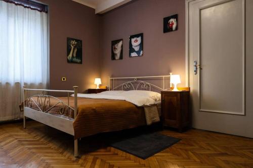um quarto com uma cama com duas mesas de cabeceira e dois candeeiros em Urban Elegance:Center,1BDR Haven em Zagreb