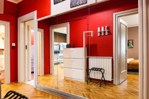 um quarto com uma parede vermelha e um espelho em Urban Elegance:Center,1BDR Haven em Zagreb