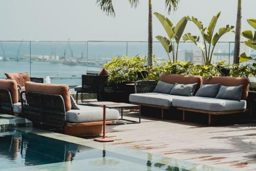 un grupo de sofás y mesas junto a una piscina en Hotel Gran Marquise, en Fortaleza