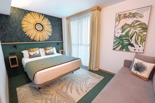 um quarto com uma cama e uma grande janela em Hotel Ecos del Sella em Cangas de Onís