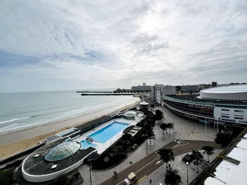 Ein Blick auf den Pool von der Unterkunft Mirasables - Appartement dernier étage terrasse vue mer oder aus der Nähe