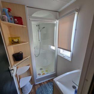une salle de bain avec douche et lavabo dans l'établissement Mobile Home cosy 4/6 pers, à Hyères