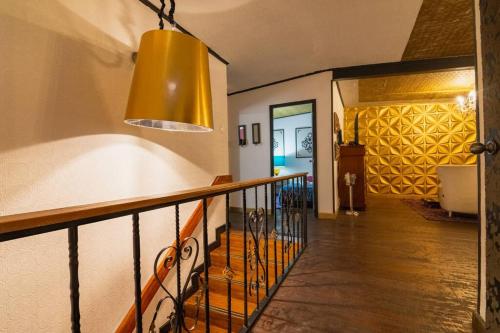un pasillo con una escalera con luz amarilla en 3BR, 5Stars, Casa,WiFi,Bar,CamasKING, Bogota, en Bogotá