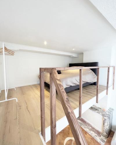 een slaapkamer met een stapelbed in het plafond bij Mayfair Suites in Antwerpen