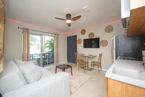 een woonkamer met een bank en een tafel bij Newly Apartment Just 5 Minutes to Brickell in Miami
