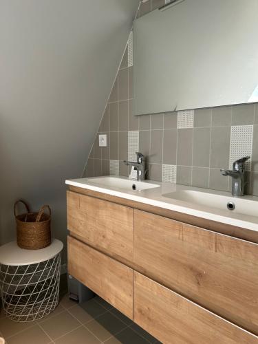 une salle de bains avec un lavabo et un miroir dans l'établissement Perle des Abers Plage de Béniguet, à Saint-Pabu