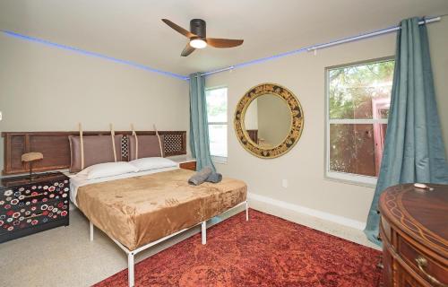 een slaapkamer met een bed, een plafondventilator en een spiegel bij Newly Apartment Just 5 Minutes to Brickell in Miami