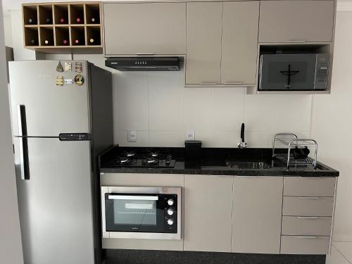 A kitchen or kitchenette at Apartamento novo no centro de Guarapuava - PR