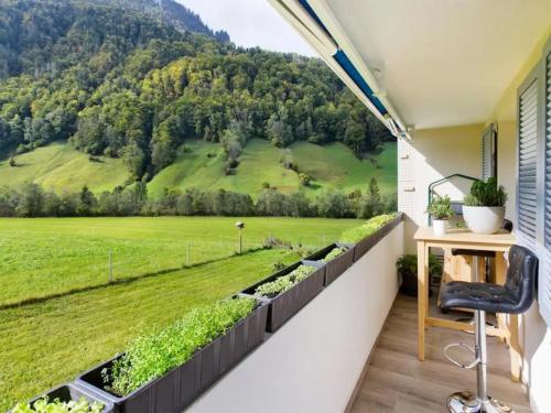 a balcony with a view of a field and mountains at Feriendomizil im Naturparadies in Luchsingen