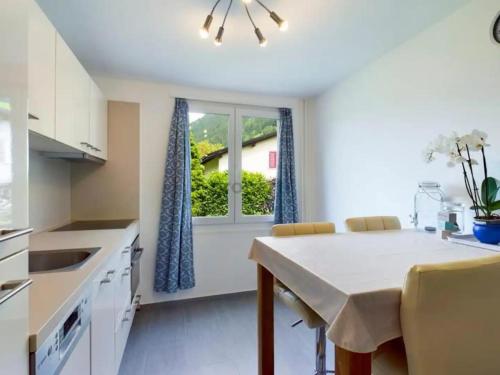 a kitchen with a table and a window at Feriendomizil im Naturparadies in Luchsingen