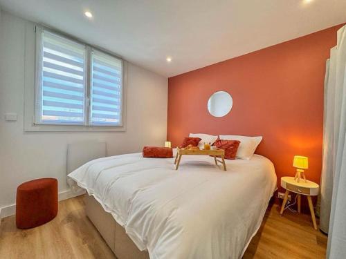 - une chambre avec un grand lit et une table dans l'établissement Vue mer - accès plage direct, à Saint-Jean-de-Monts