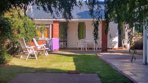 una casa con sillas y una mesa en el patio en Mitorito entre el Mar y el Bosque, en Mar del Plata