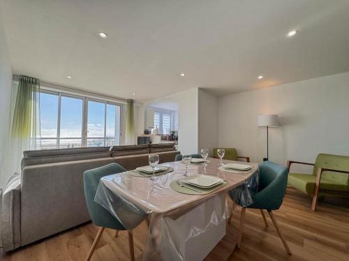 - un salon avec une table et des verres à vin dans l'établissement Vue mer - accès plage direct, à Saint-Jean-de-Monts