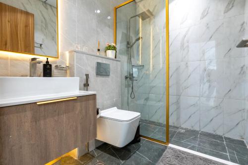 a bathroom with a shower and a toilet and a sink at Appartement Dubai in Dubai