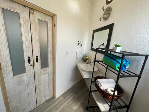 La salle de bains est pourvue d'un lavabo, de toilettes et d'un miroir. dans l'établissement Quinta Amatzinac, Encanto rural, privacidad y cocina francesa, à Jantetelco
