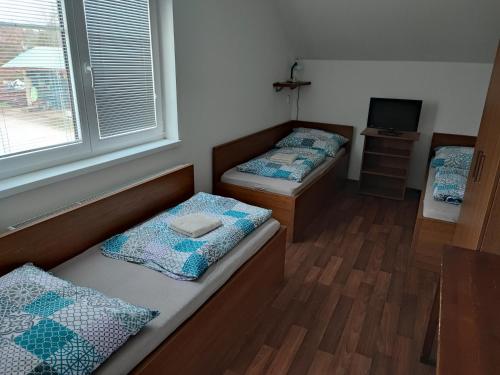 Tempat tidur dalam kamar di Pivovar Pod Lípou Kyšice