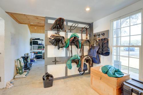 una stanza con un mucchio di borse appese a un muro di Pet-Friendly Studio Near World Equestrian Center! a Morriston