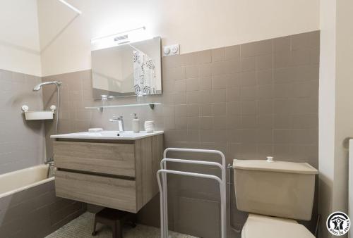 un bagno con lavandino e WC di L'Arénoulat ad Aspet