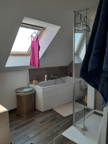 une salle de bain avec un lavabo et une baignoire dans l'établissement L'instant présent - Chambre Alyzée, à Salbris