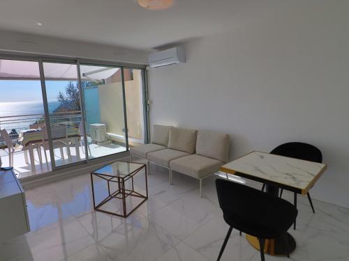 Photo de la galerie de l'établissement Superbe T2 cabine rénové avec double terrasse, vue mer, parking, clim, Wifi - FR-1-472A-300, à Sète