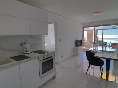 Photo de la galerie de l'établissement Superbe T2 cabine rénové avec double terrasse, vue mer, parking, clim, Wifi - FR-1-472A-300, à Sète