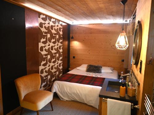 une chambre avec un lit et un bureau avec une chaise dans l'établissement Appartement 2 chambres proche pistes avec balcon et parking - FR-1-459-181, à La Clusaz