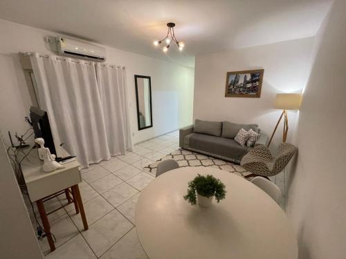 een woonkamer met een tafel en een bank bij Apto 2D Centro in Santa Cruz do Sul