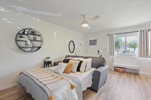 Giường trong phòng chung tại The YinYang - King Bed , Workspace , Full Kitchen