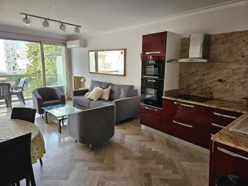 un salon avec un canapé et une table dans l'établissement Juan les pins centre Le France grand 3P vue mer, à Antibes